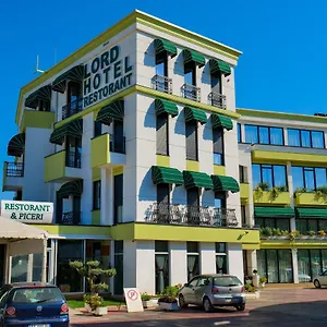 Lord Tirana מלון